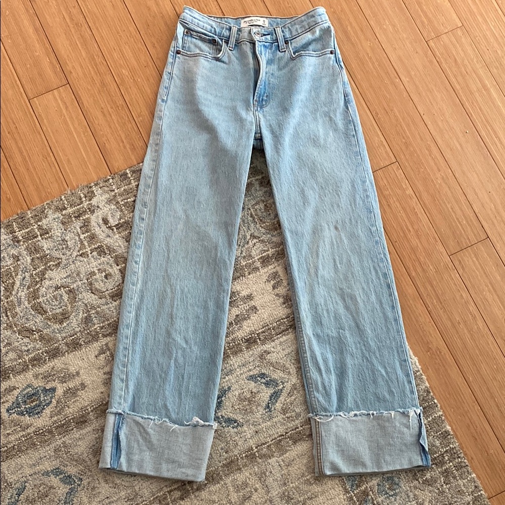 Abercrombie and Fitch 90s relaxed jean high rise with cuff. Size 0R/25